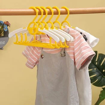 UNTIOR csúszásmentes babaruha akasztó Állítható tárolóakasztók Aranyos gyerekruhák rendszerező szekrény Gyermek kabátok Rack
