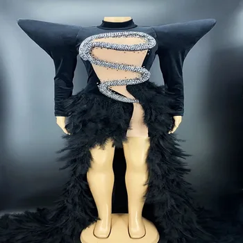 2022 Új fekete bársony ruhák strasszos tollvonatok Hosszú ruha esti születésnap Ünnepelje a jelmezt Női táncos szalagavató ruha